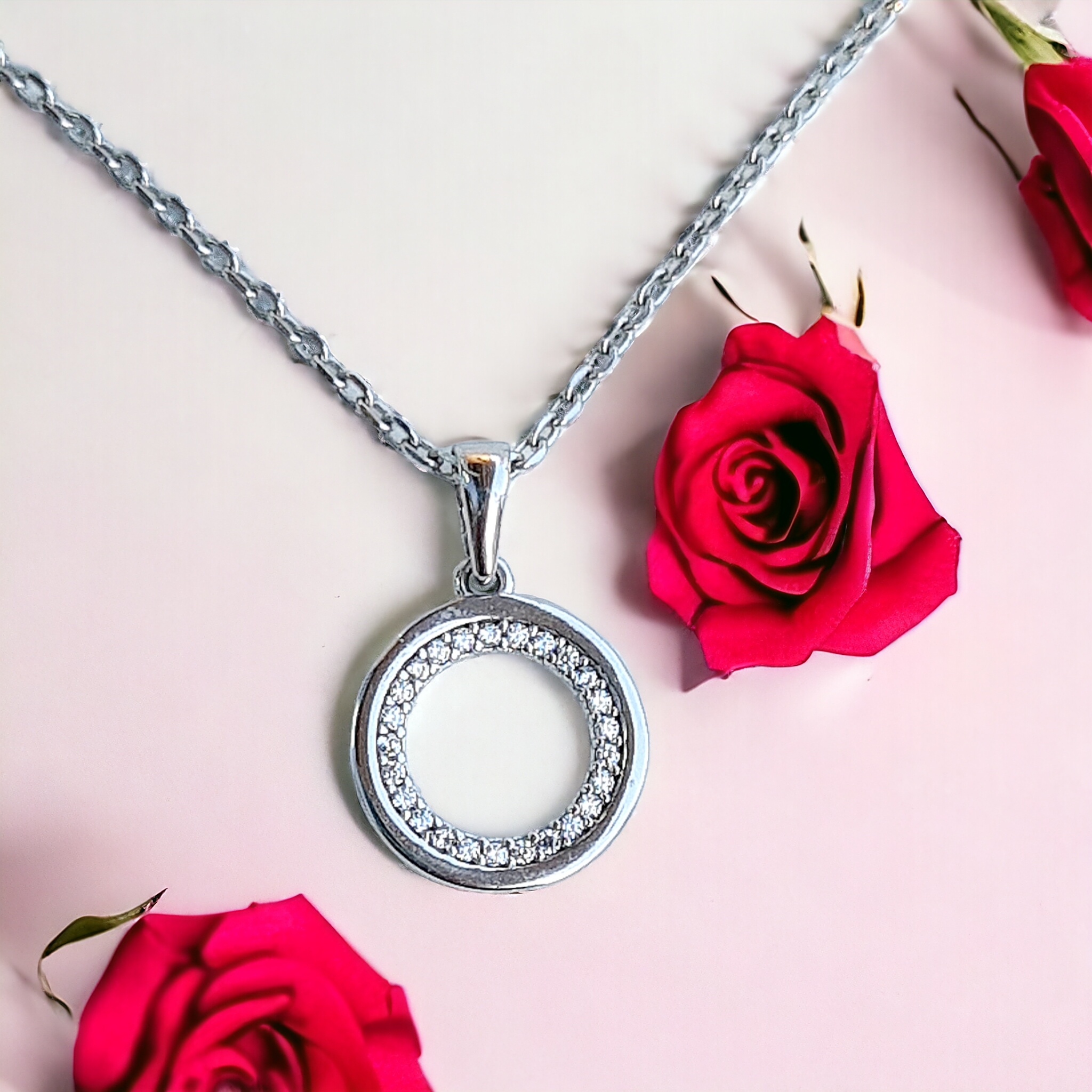 _vyr_219Nahrdelnik-z-bieleho-zlata-s-vykladanym-kruhom-2