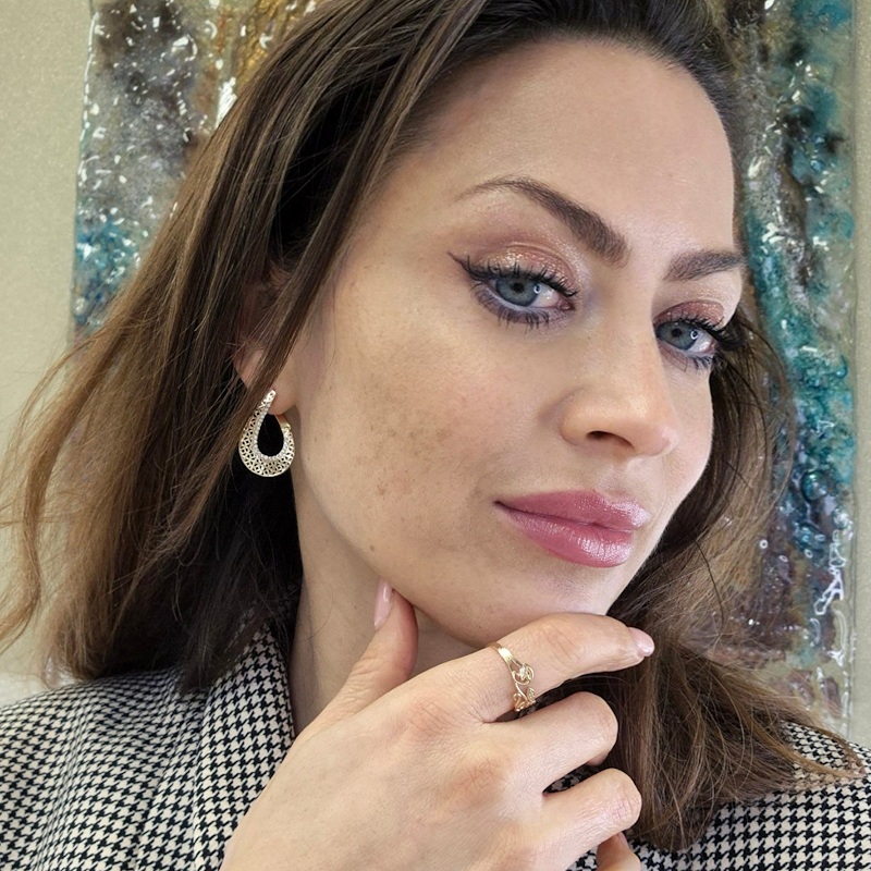 _vyr_432Zlate-nausnice-v-tvare-predlzej-zdobenej-podkovy-1