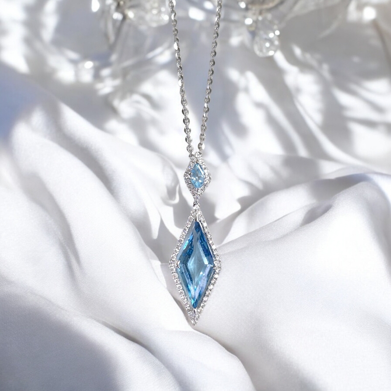 _vyr_440Nahrdelnik-z-bieleho-zlata-s-priveskom-MODRY-TOPAZ-A-BRILIANTY