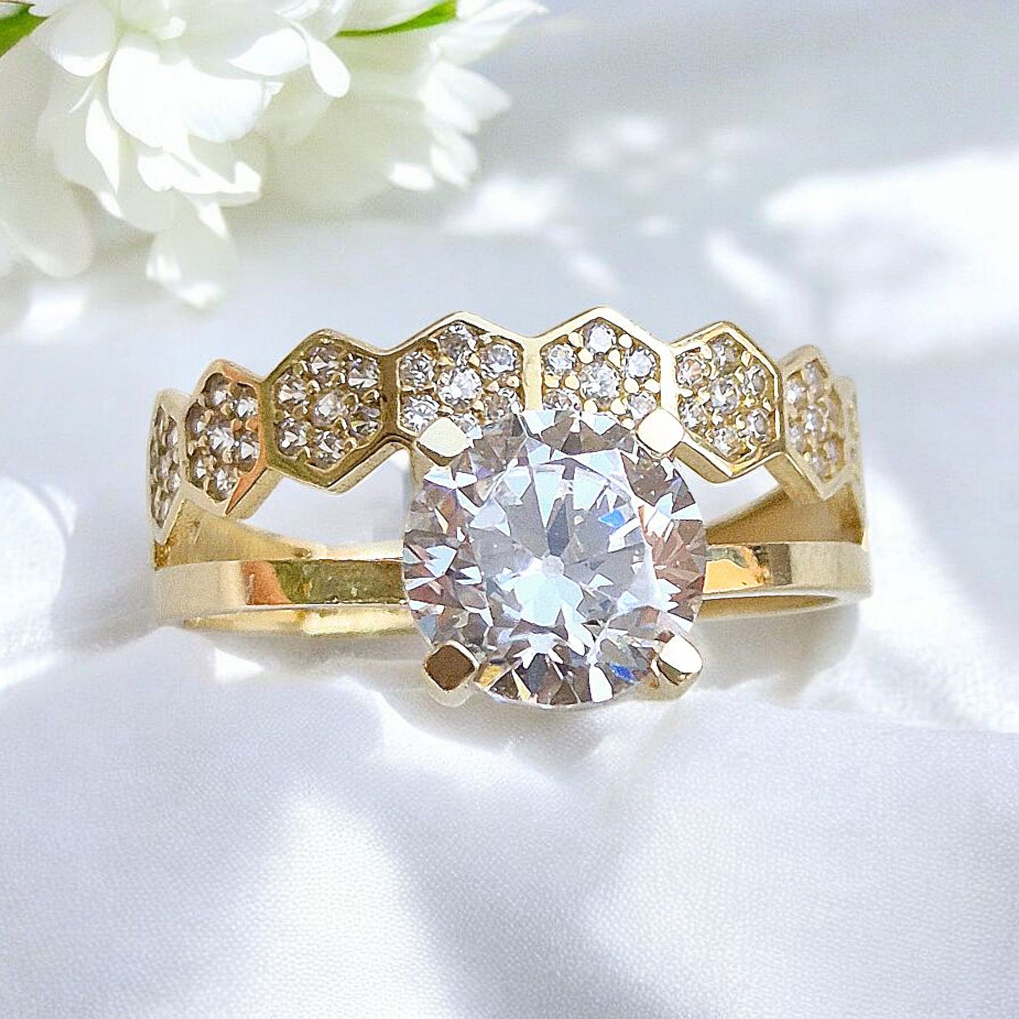 _vyrp11_500Zlaty-prsten-DVOJITY-s-centralnym-zirkonom-a-vykladanou-obruckou-1