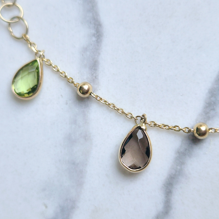 _vyrp11_549Zlaty-retiazkovy-naramok-s-priveskami-v-tvare-mini-mandlicky-s-8-DRAHOKAMAMI-5