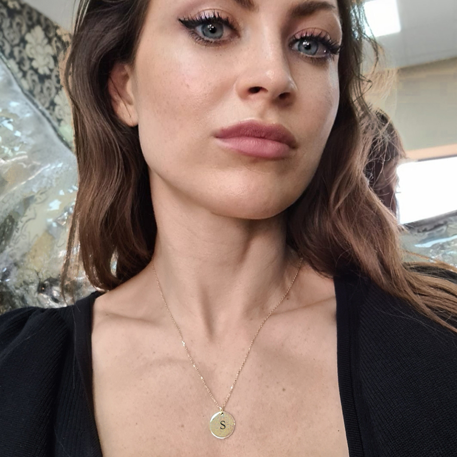 54930_606_54930_588__vyr_1042-Zlaty-personalizovany-sperk-privesok-kruh-s-inicialou-menom