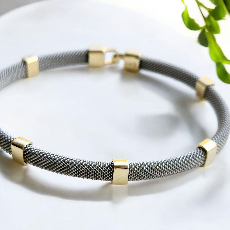 _vyr_483Bangle-pleteny-naramok-z-ocele-so-zlatymi-platnickami-3