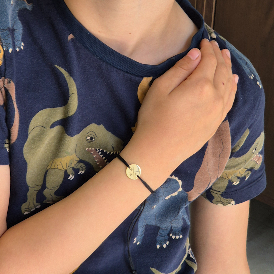 _vyr_534Detsky-zlaty-naramok-kruh-na-snurke-s-menom-inicialou-4