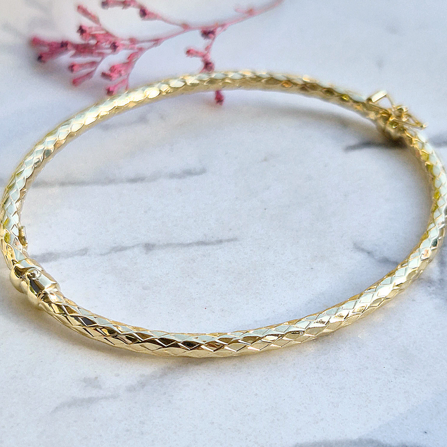 _vyr_580Zlaty-naramok-bangle-s-fazetovanym-gravirom-6