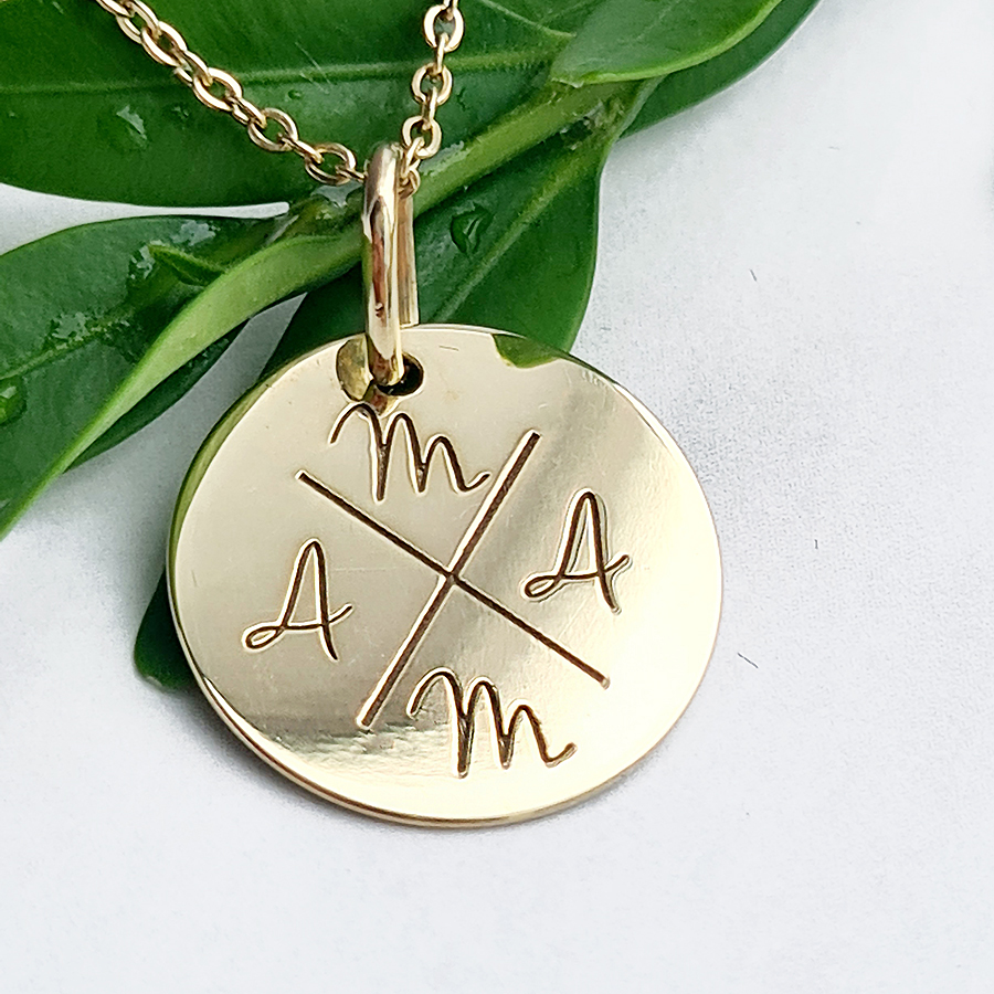 _vyr_586zlaty-privesok-s-gravirovanim-inicial-rodiny-18