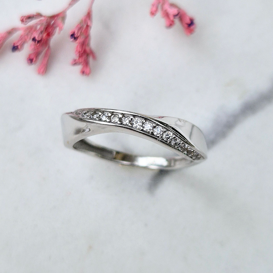 _vyr_593Prsten-z-bieleho-zlata-vykladana-tocena-obrucka-1